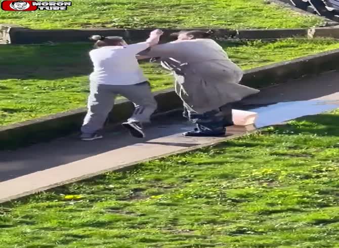 Video :A humorous altercation between two housewives